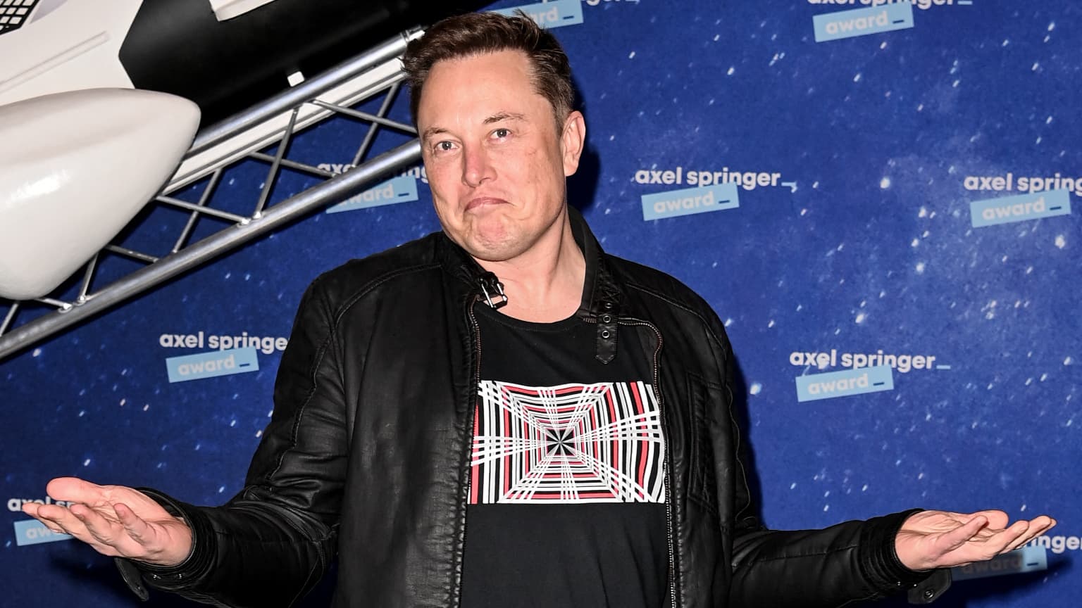 Elon Musk announces the reinstatement of all suspended Twitter accounts except spammers and those with illegal content